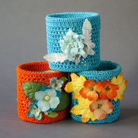 Pots de décoration avec tricot et applique