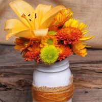 Bouquet d'automne dans un vase-pot de fortune