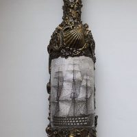 صورة لسفينة شراعية قديمة على قنينة زجاجية