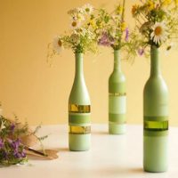 Vazos šviežioms gėlėms iš senų butelių