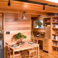 Mobilier en bois à l'intérieur d'une petite maison