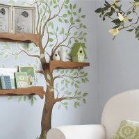 Medis su lentynomis ant vaikų kambario sienos