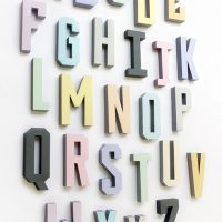 Lettere 3d fatte di carta su una parete bianca