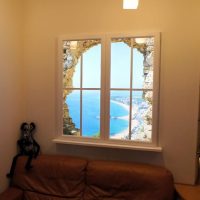 Virtualus langas privačiojo namo gyvenamajame kambaryje