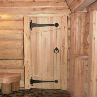Porte en bois dans une cabane en rondins