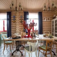 Salle à manger dans une maison en bois moderne