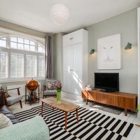 Design del soggiorno con mobili alti