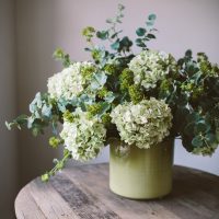Tazza con fiori su un tavolo di legno