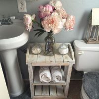 Gėlės miesto buto tualeto interjere