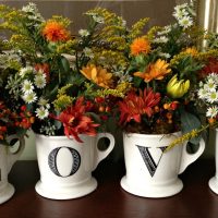 Anglų raidės ant gėlių vazonų