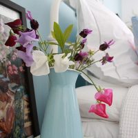 Gėlių vaza prie lovos galvos