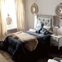 Dressing the bedroom with two mirrors