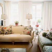 Coussins colorés sur un canapé beige