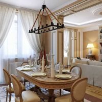 La conception de la salle à manger dans la cuisine d'un appartement de la ville