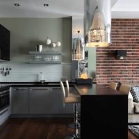 Muro di mattoni in cucina-soggiorno