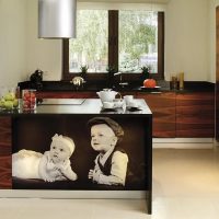 Children's photos on the facade of the kitchen island