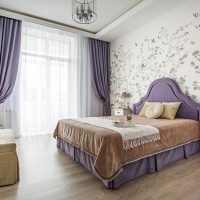 Rideaux violets aux fenêtres d'une pièce d'une maison préfabriquée