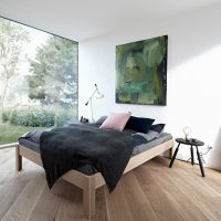Copriletto nero su un letto moderno