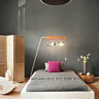 Необичайна лампа в сивата спалня