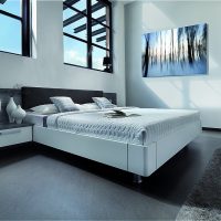 Pavimento grigio in una camera da letto moderna