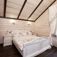 Decorare la camera da letto con rivestimento in pino