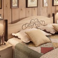 Quattro cuscini su un letto in una casa di legno
