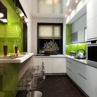 Green color in the interior of a narrow kitchen