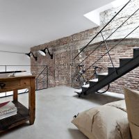 Salon de la maison privée de style loft