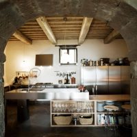 Arco in pietra tra la cucina e il soggiorno