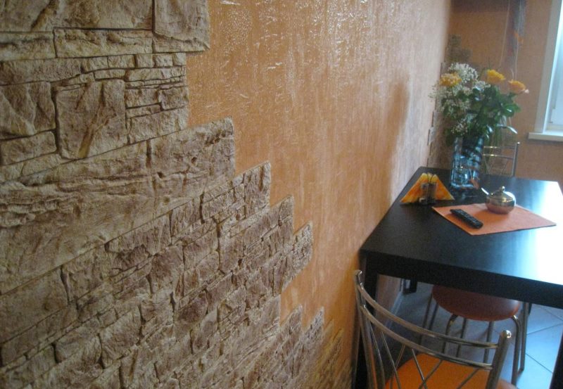 Piastrelle di pietra decorativa color talpa sul muro della sala da pranzo