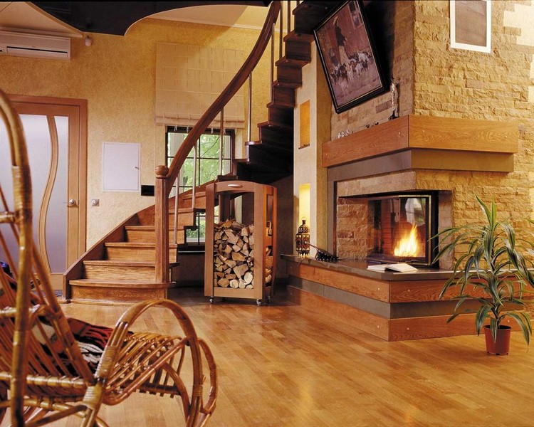 Salon intérieur avec cheminée et escalier dans une maison en bois