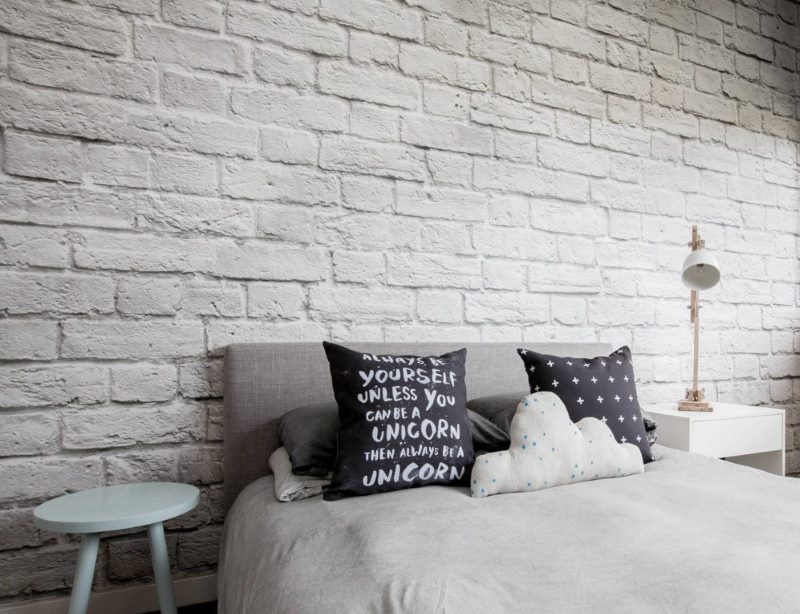 Muro di mattoni dipinto del silicato nell'interno della camera da letto