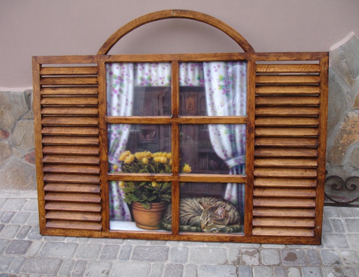 Fenêtre en bois imitation avec un chat sur le rebord de la fenêtre