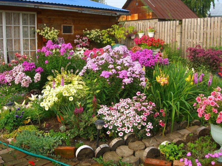 Bellissimo giardino fiorito nel giardino antistante il cottage