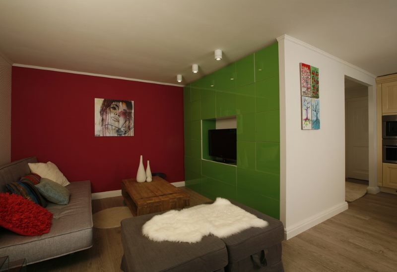 Combinazione di colori rosso-verde all'interno del soggiorno