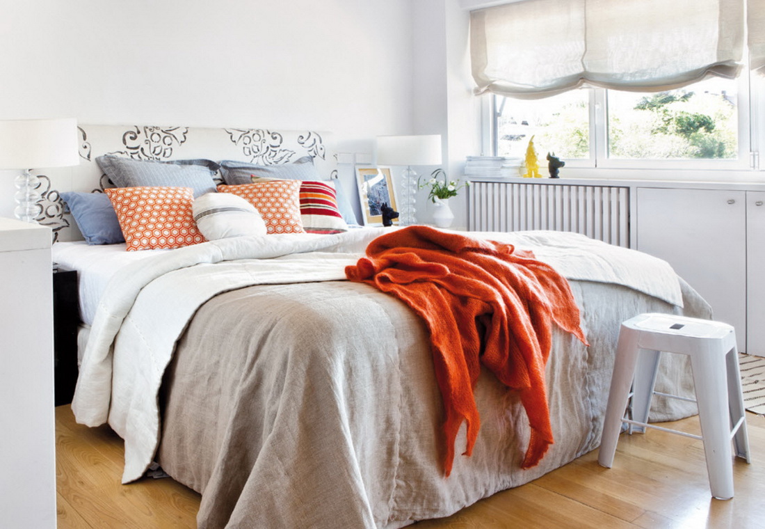 Grand lit avec oreillers décoratifs
