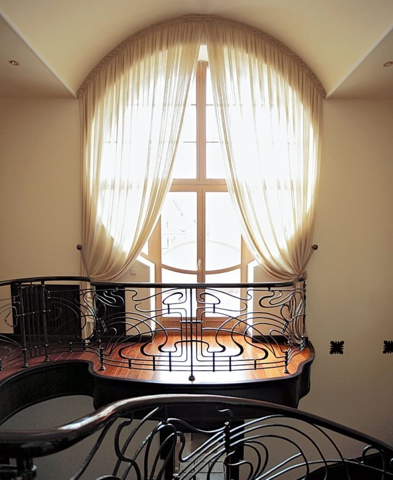 Finestra rotonda con una porta sul balcone di una casa privata