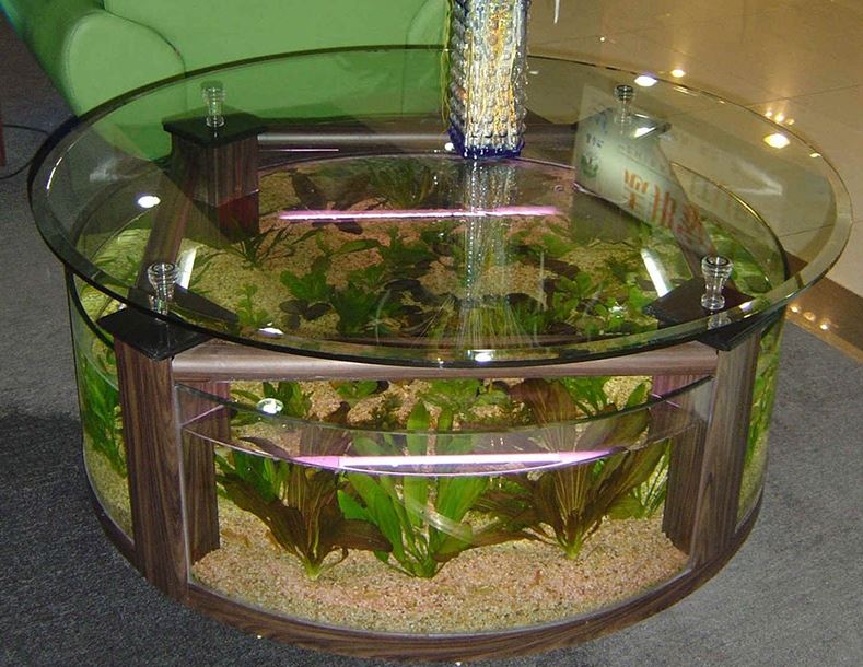 Tavolino in vetro a forma di acquario
