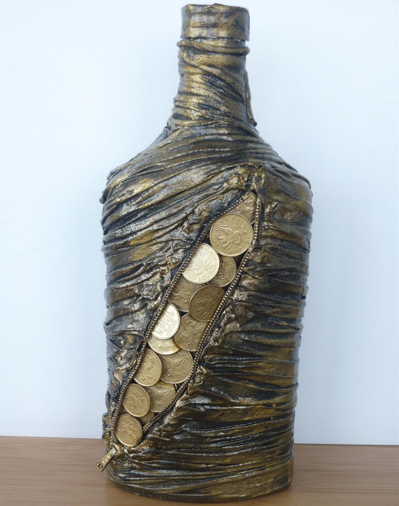 Stiklinis butelis po dekoru su senomis pėdkelnėmis