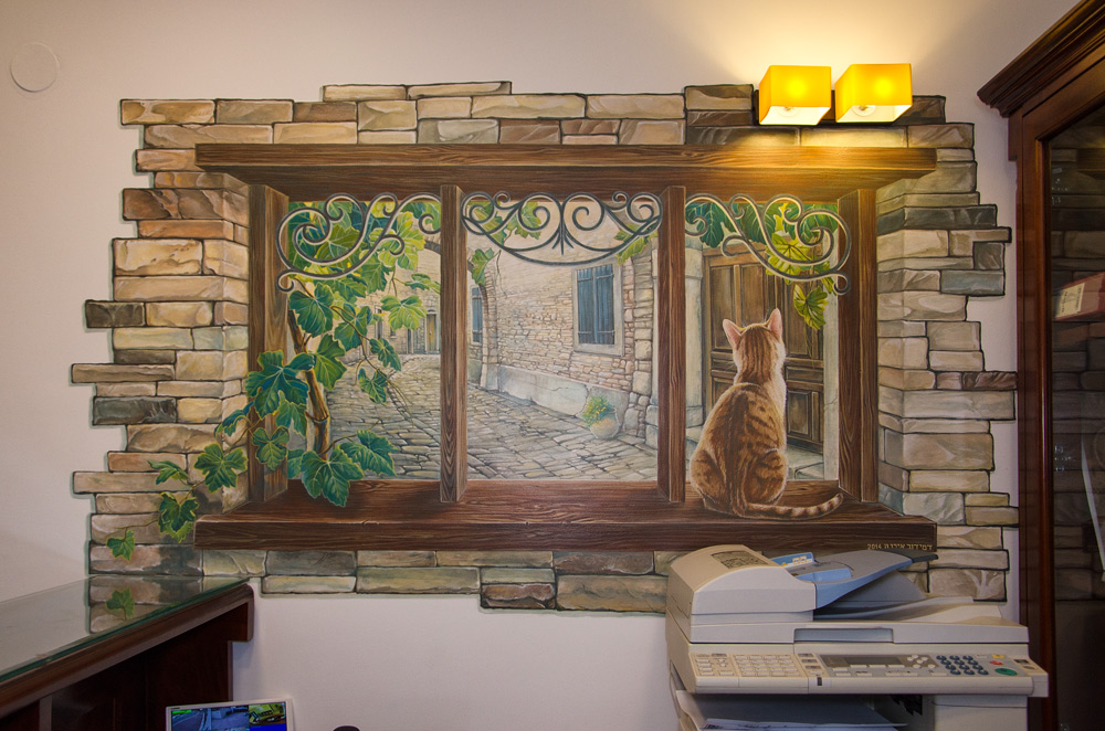 Nupieštas langas ant svetainės sienos