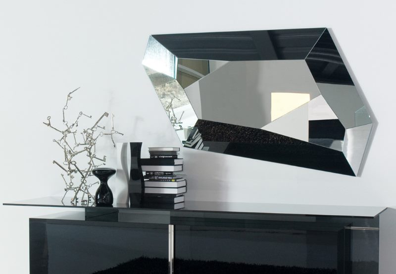 Miroir de forme personnalisée au-dessus du meuble avec des surfaces brillantes