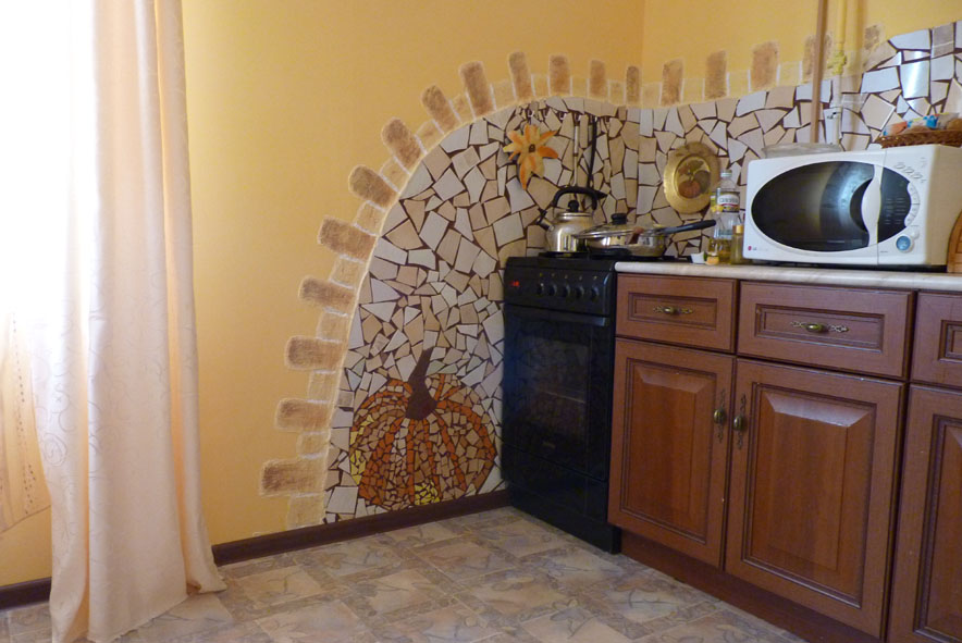 Virtuvės sienos dekoravimas keraminių plytelių fragmentais