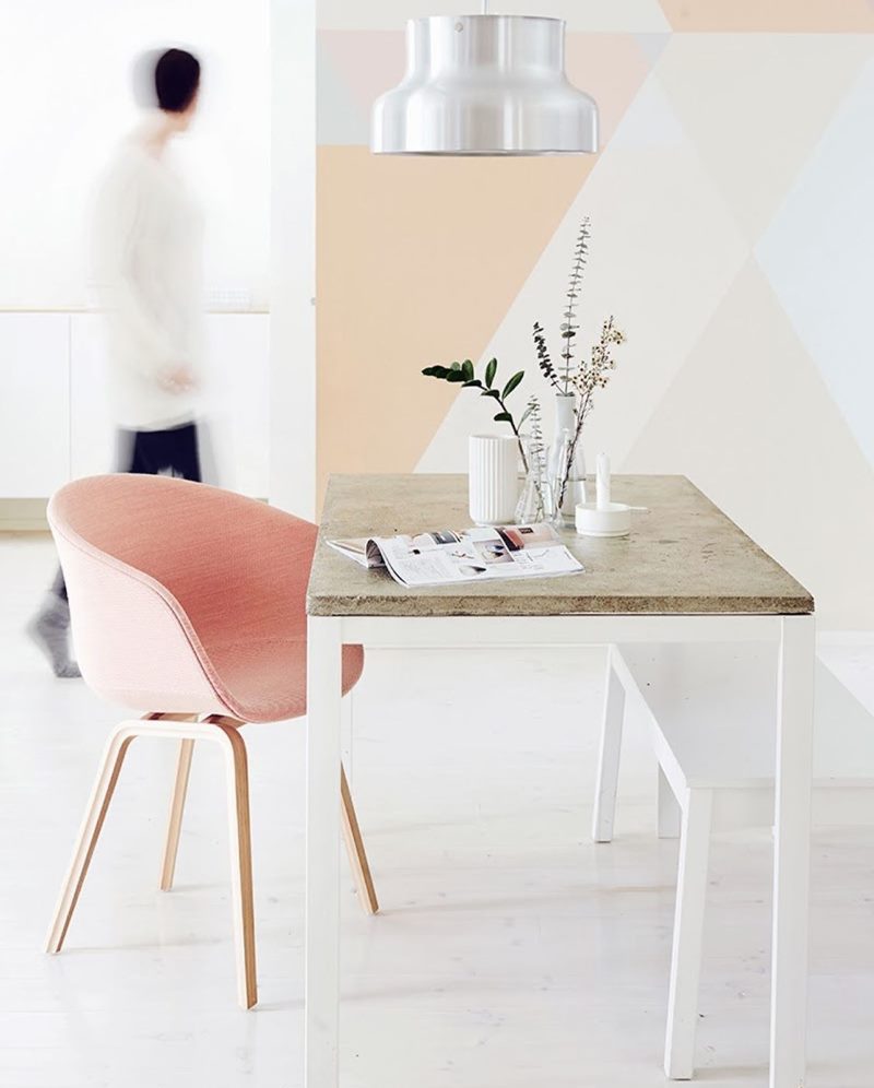 Poltrona rosa in un salotto in stile minimalista