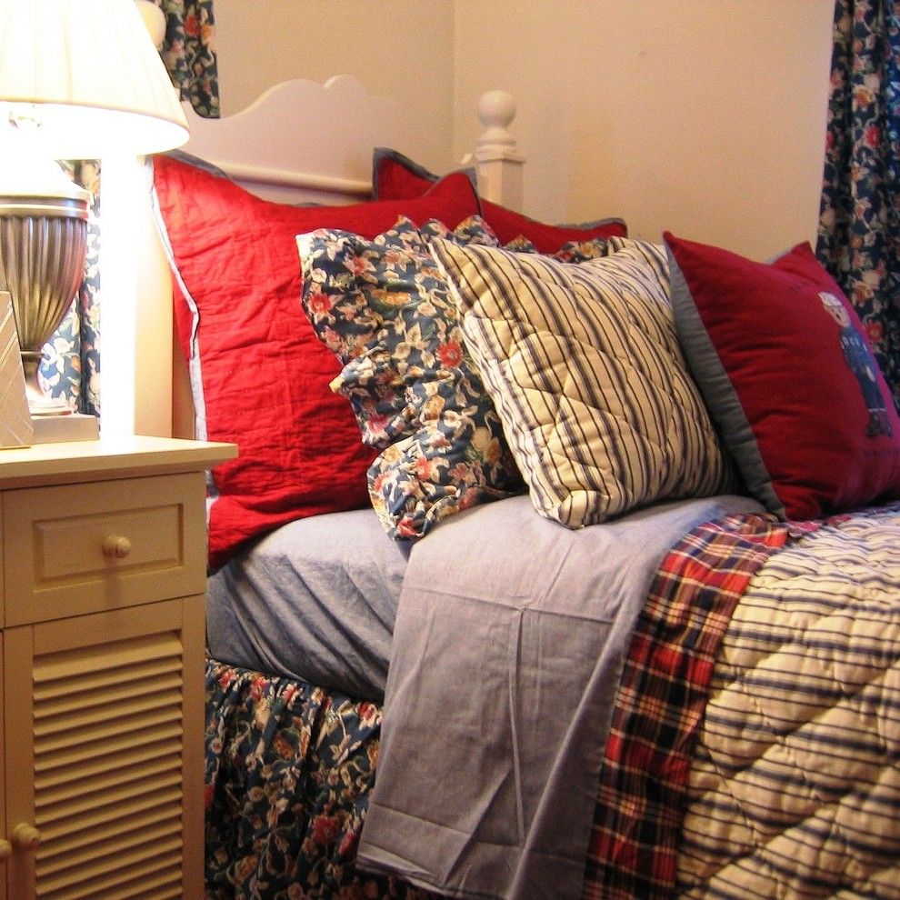 Cuscini multicolori sul letto nella camera da letto