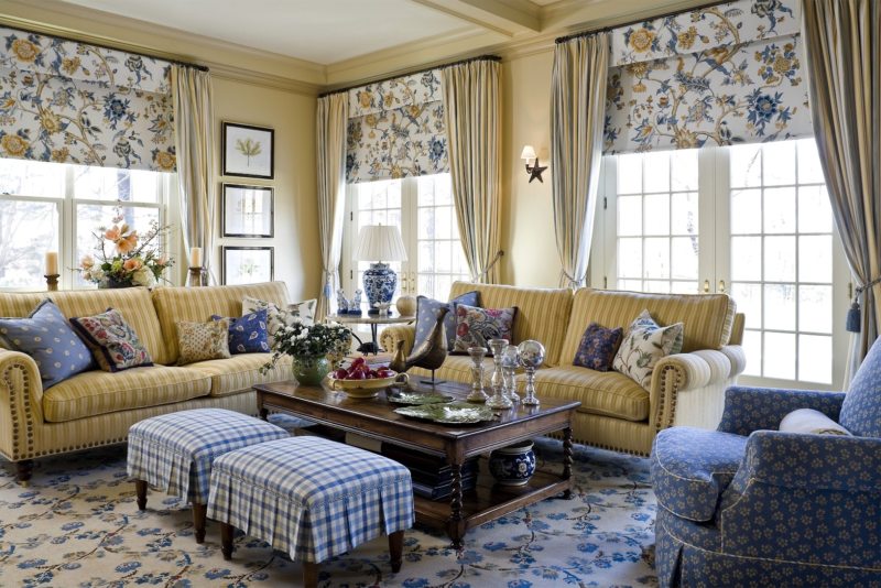 De nombreux oreillers décoratifs sur les canapés dans le salon