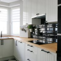Grembiule nero in una cucina moderna