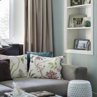 Cuscini decorativi su un divano grigio