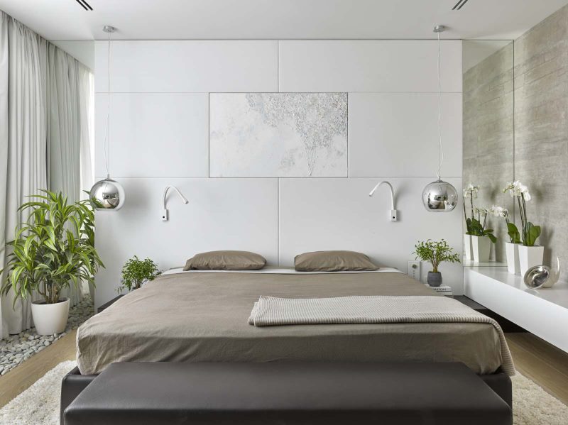 Letto grigio all'interno di una moderna camera da letto