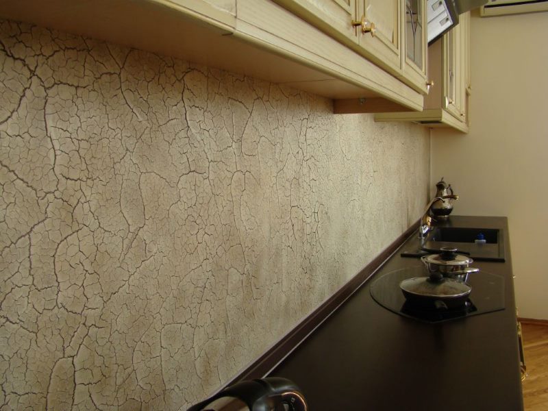 Grembiule in pietra in una cucina moderna