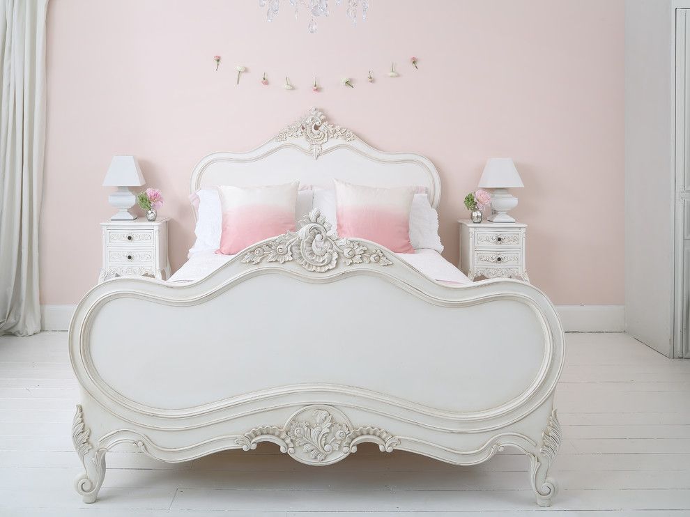Бял интериор на спалнята с розова стена